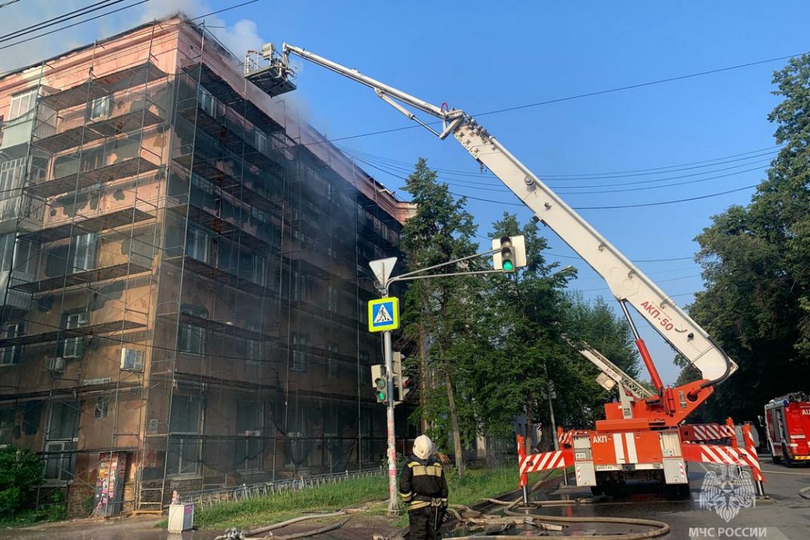 В Екатеринбурге загорелась крыша жилого дома на Первомайской - «Уральский  рабочий»